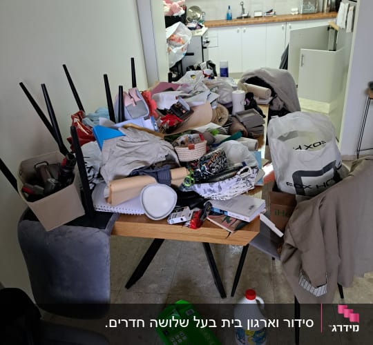 שולחן עמוס בחפצים שונים במטבח מבולגן